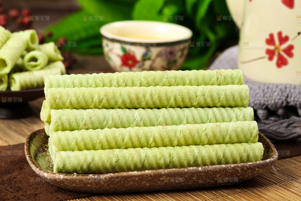 盘子里放着抹茶卷