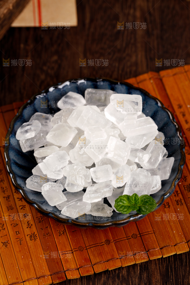 盘子里装着单晶冰糖