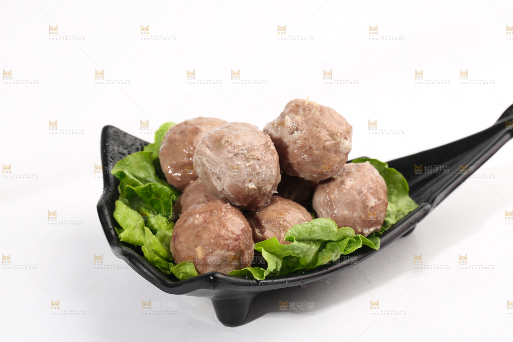 一碗牛肉丸放在白底上