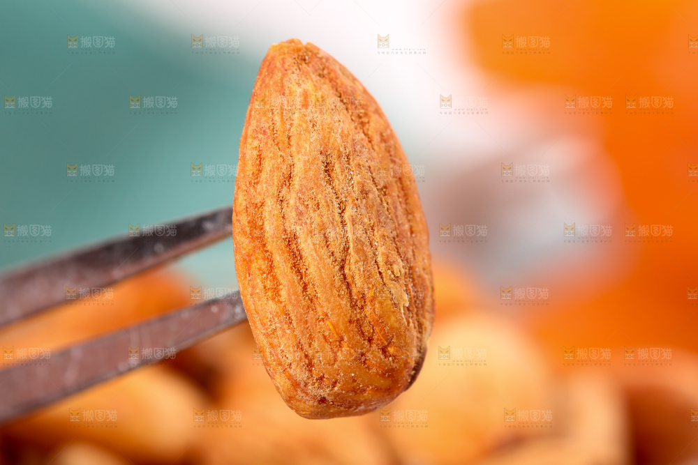 白底上的巴旦木