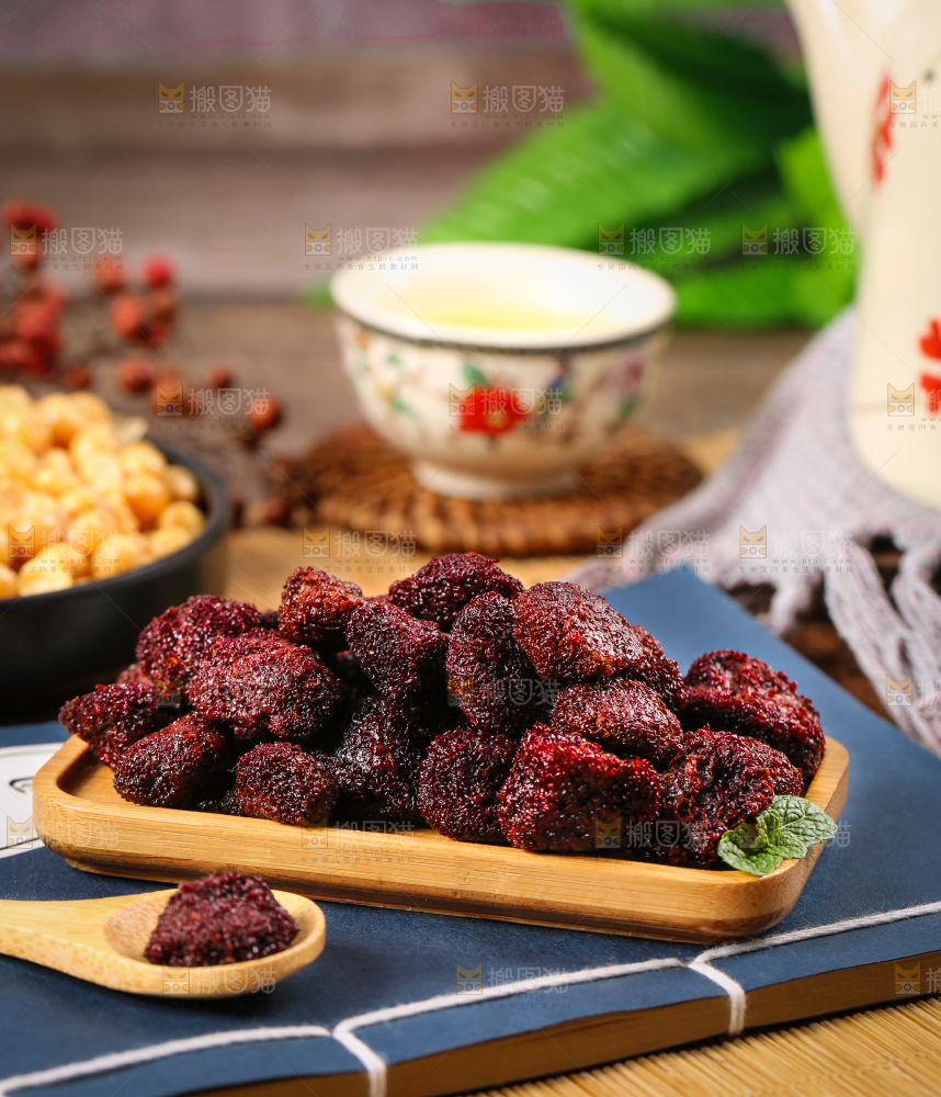 碟子里装着杨梅干