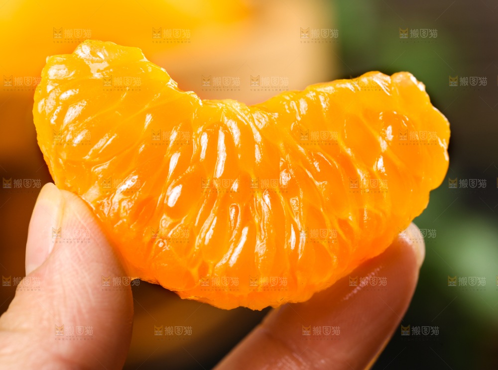 手里拿着新鲜芦柑