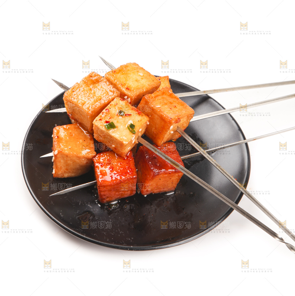 盘子里的豆腐串