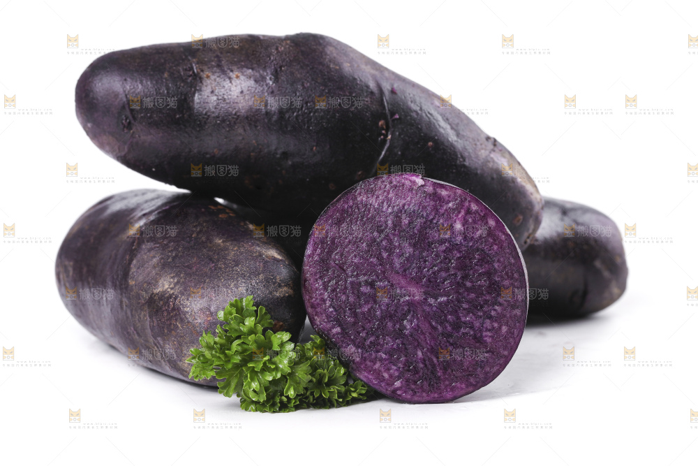 白底上摆放着紫色土豆