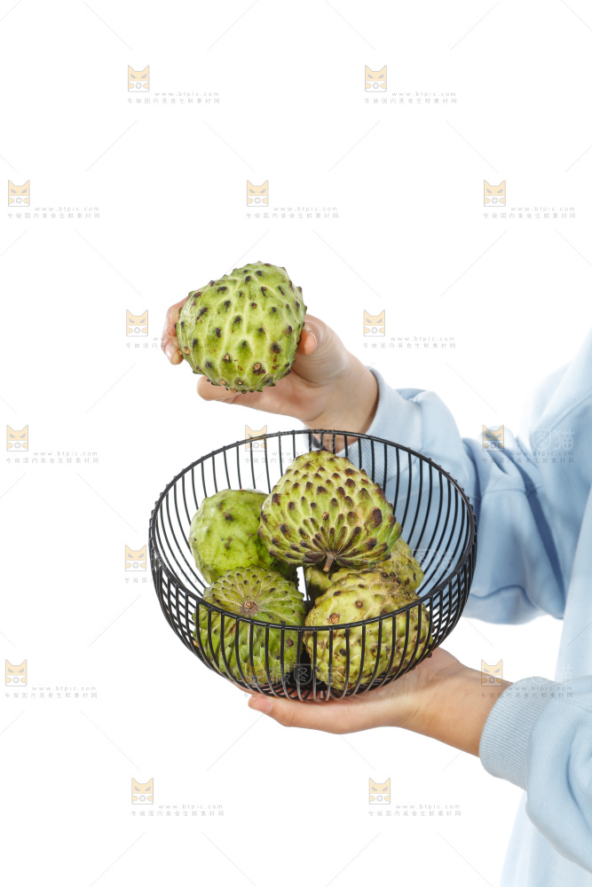 手里端着牛奶释迦果