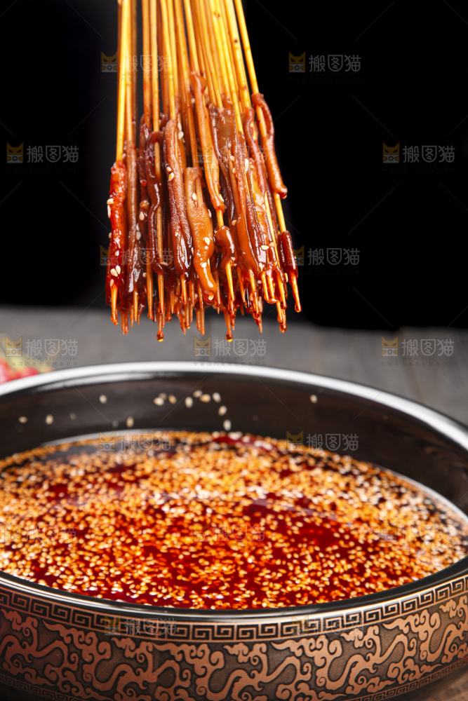 锅里放着鸭肠串