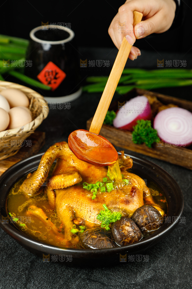 石板上放着一碗香菇鸡汤