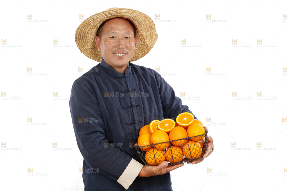 农民手里端着一篮橙子
