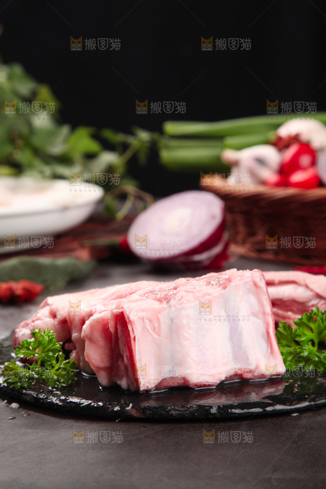 石板上放着羊排骨