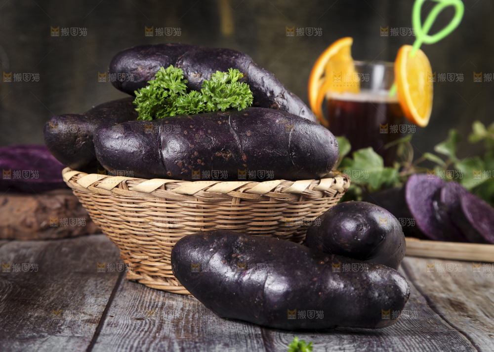 篮子里装着黑心紫皮土豆
