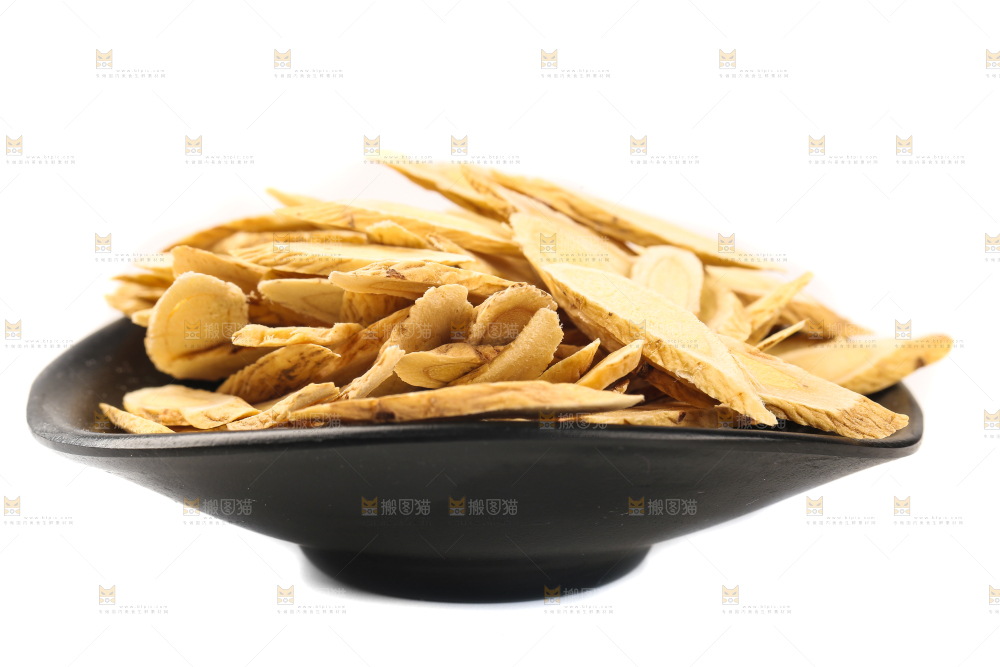 盘子里装着黄芪