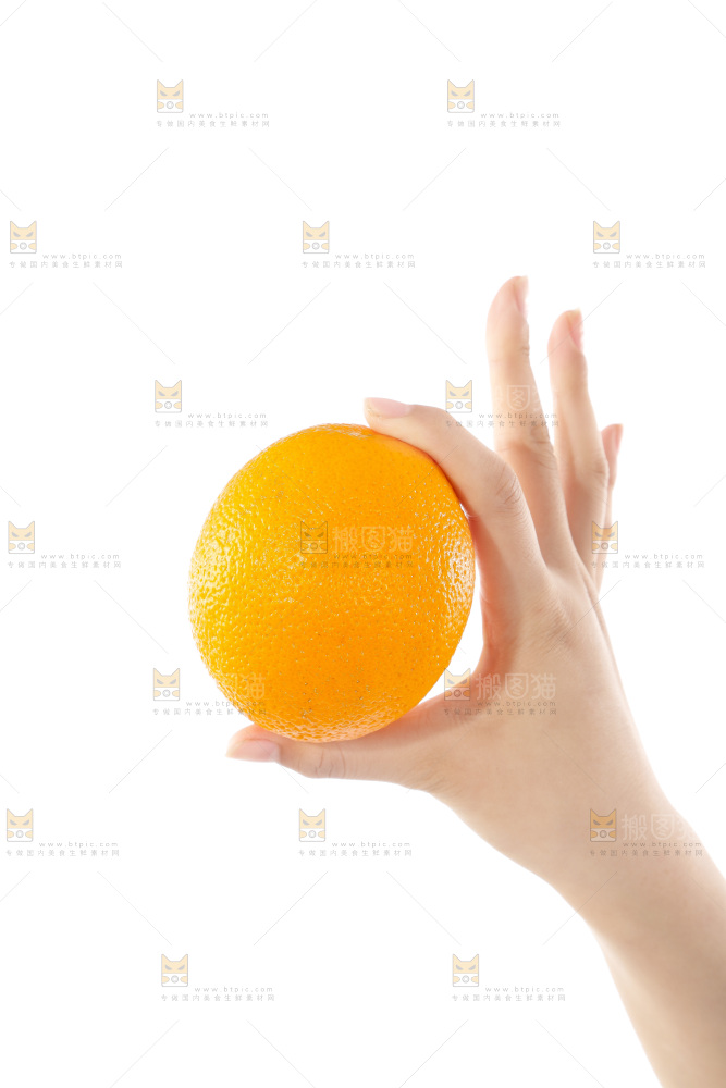 手里拿着橙子