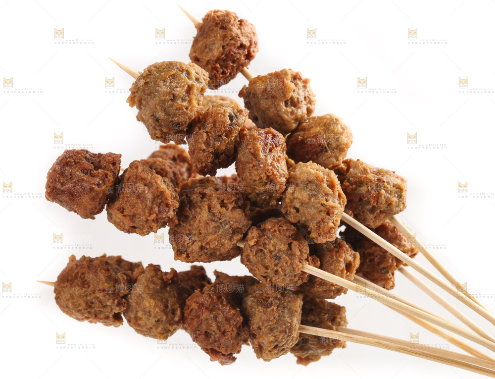 白底上的肉丸串