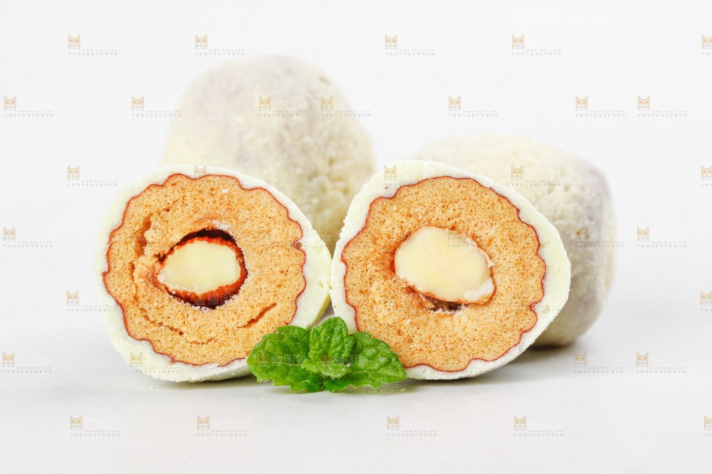 白底上放着切开的巴旦木奶枣