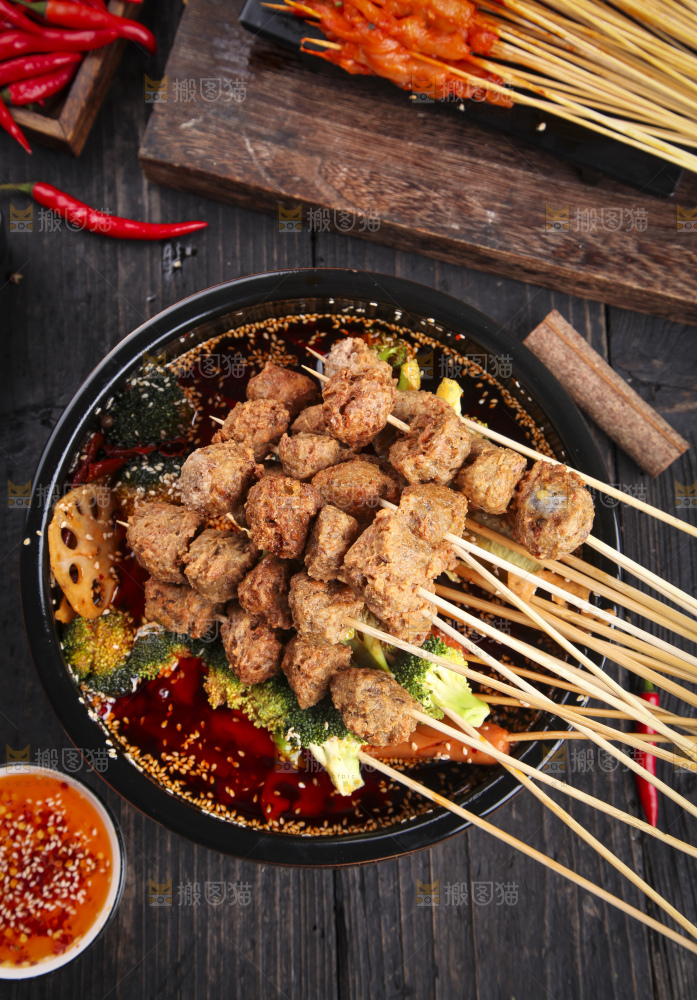 锅里放着牛肉丸串