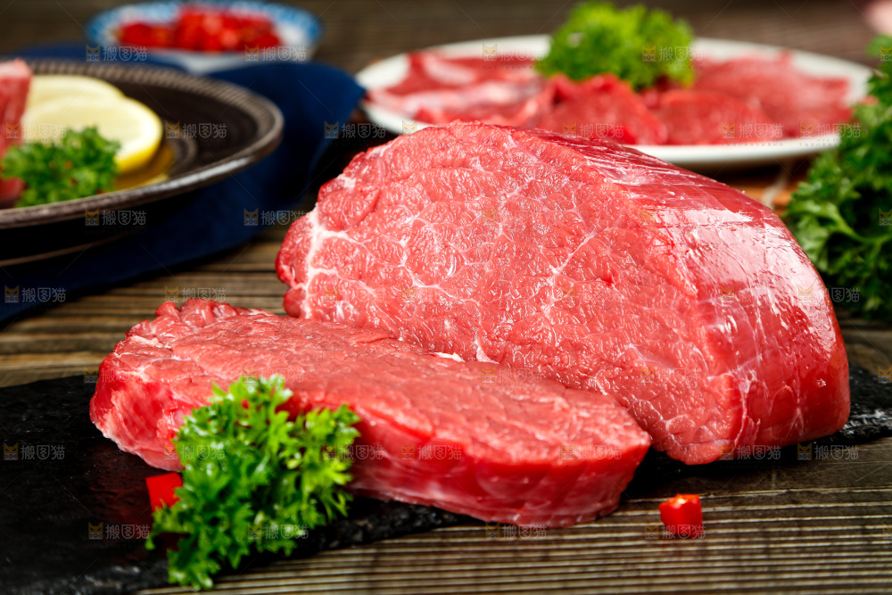 木底上放着一盘牛肉