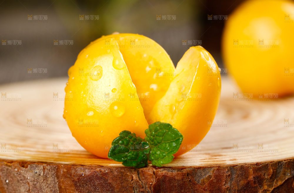 木底上摆放着灯笼果