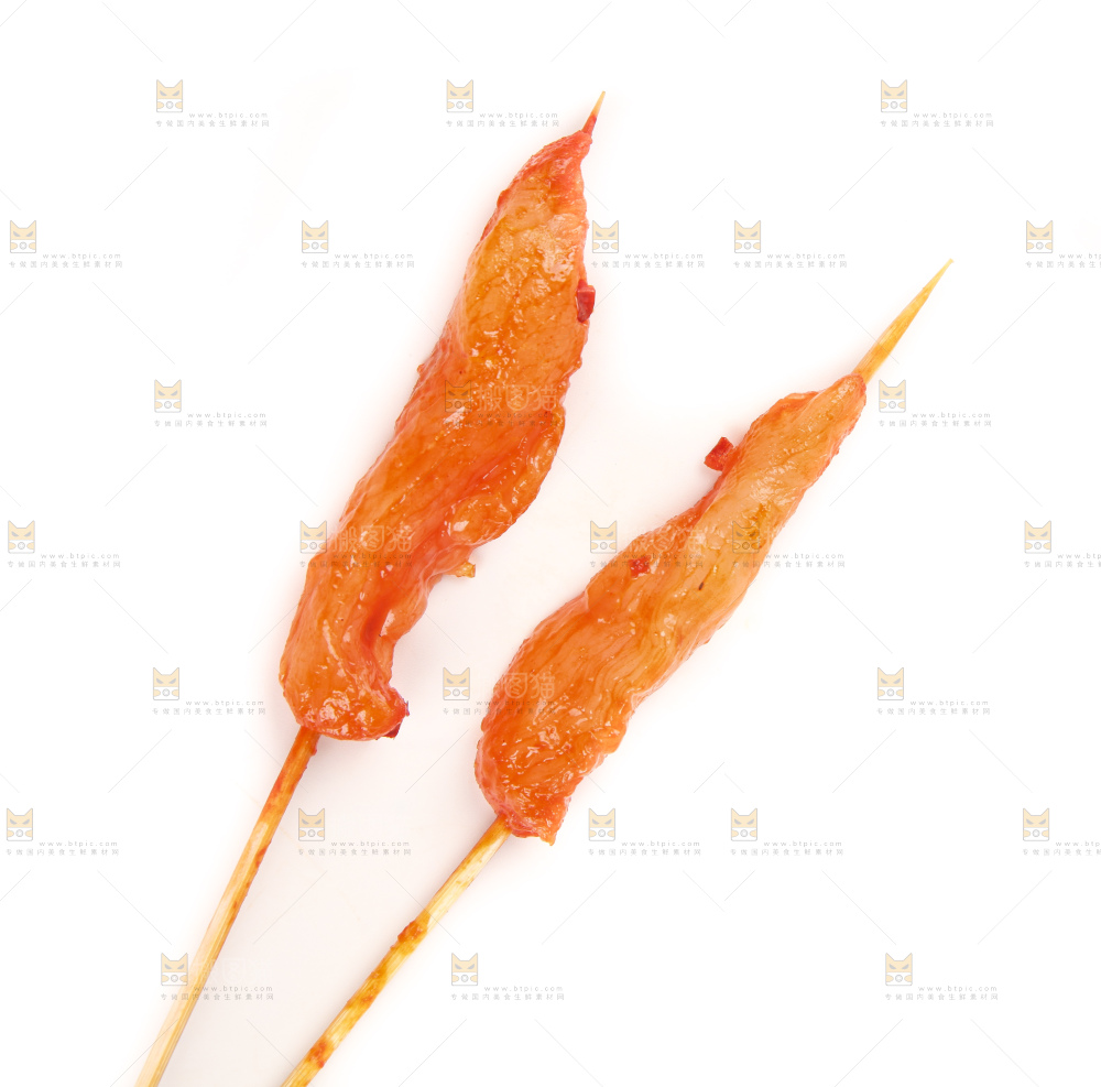 白底上放着肉串
