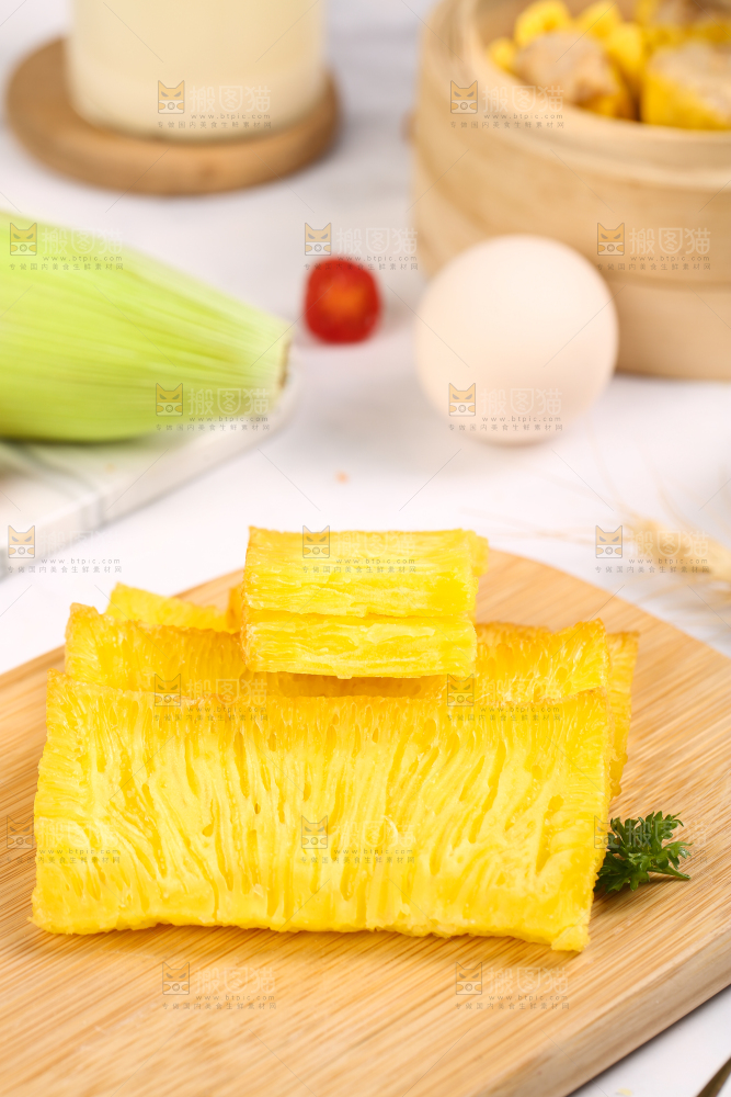 木板上摆放着椰汁黄金糕
