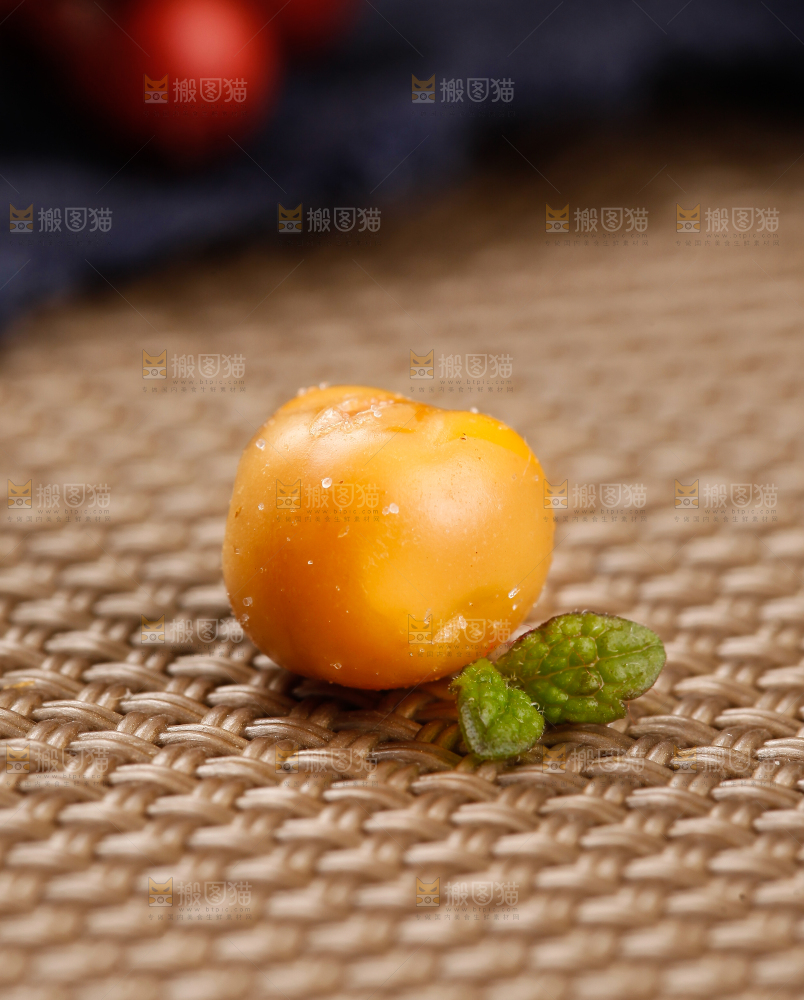 浅底上放着黄金豆
