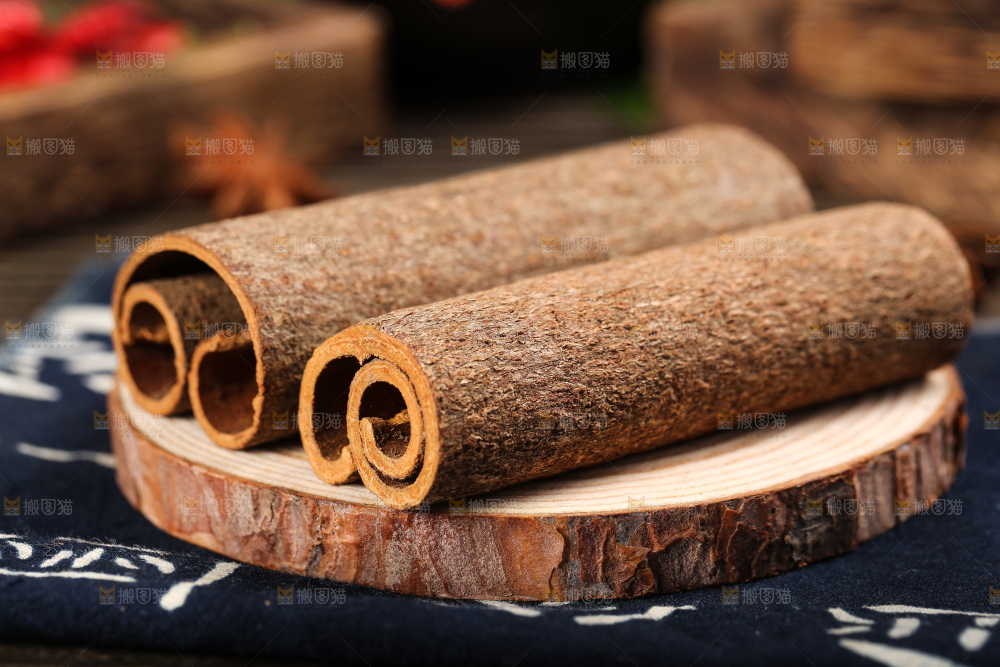 木板上放着桂皮