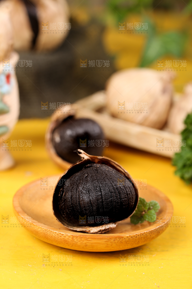 盘子里装着发酵黑蒜