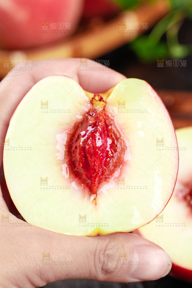 手里拿着蜜桃
