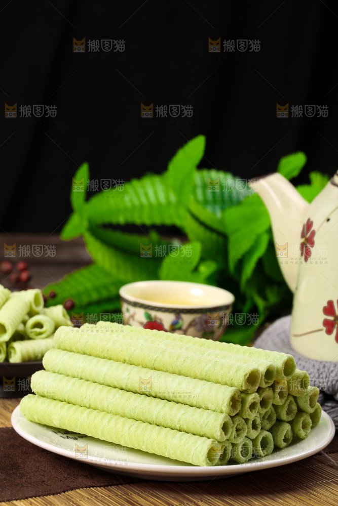 盘子里放着抹茶卷