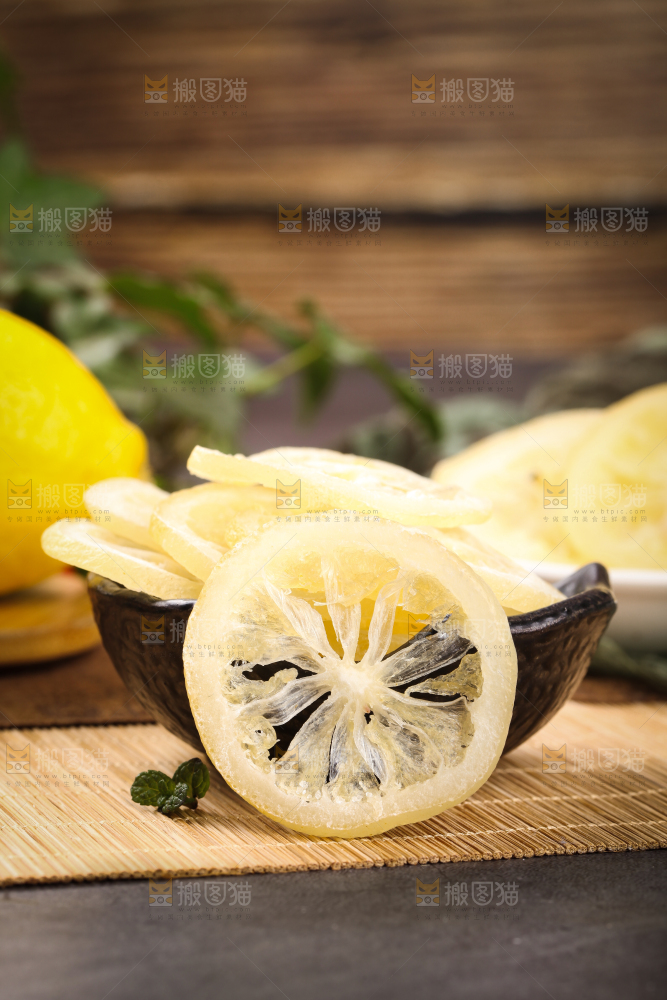 木板上的柠檬片