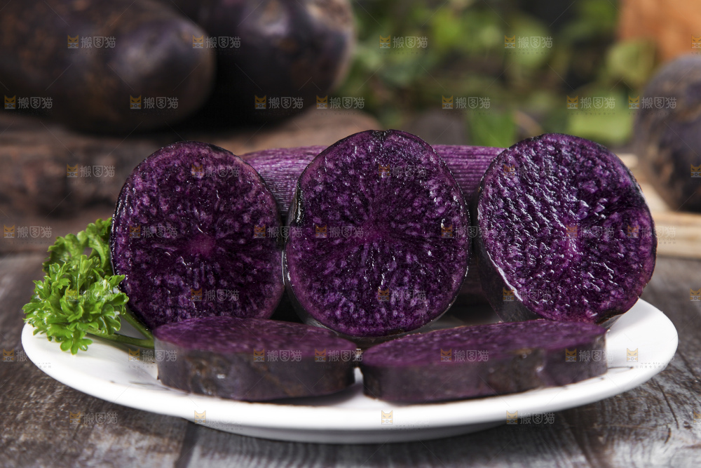 盘子里装着青海黑土豆