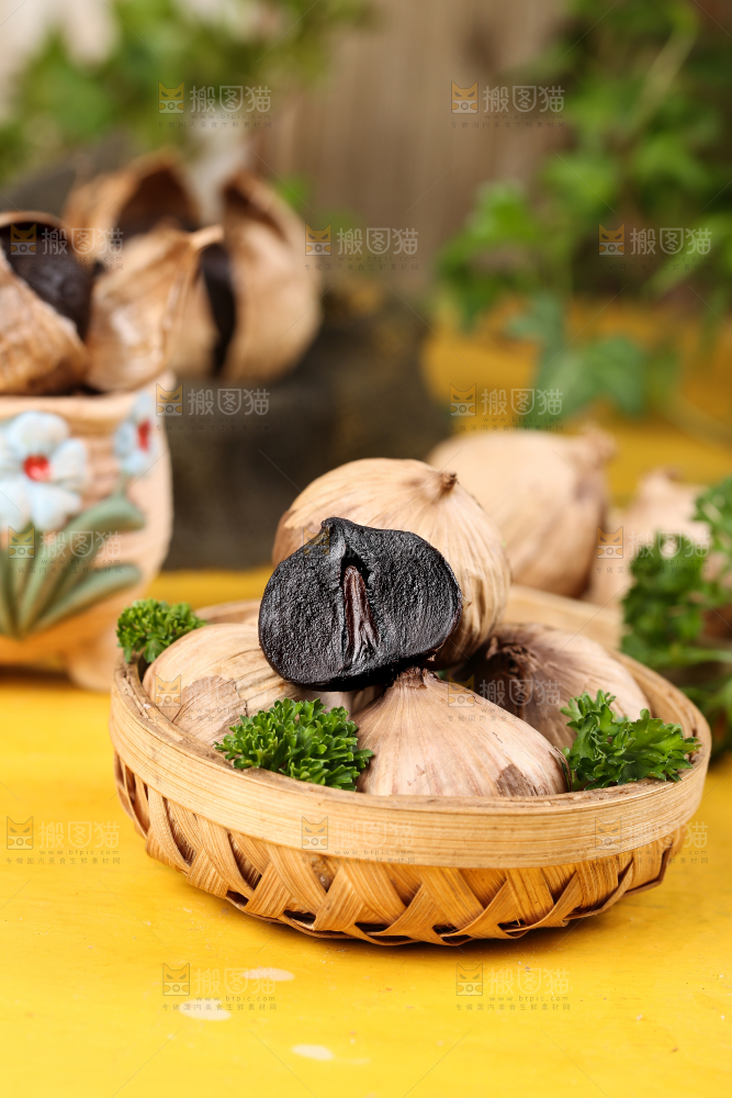 篮子里放着金乡黑蒜