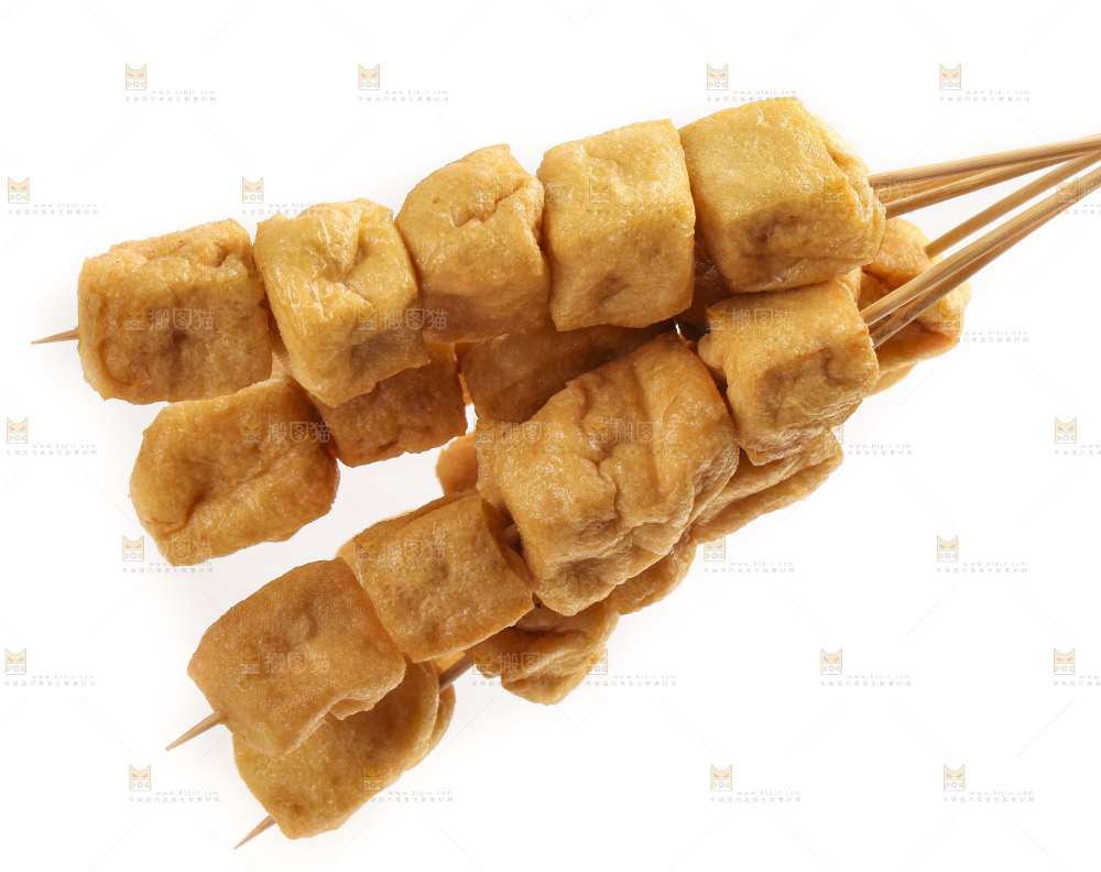 白底上的豆腐串