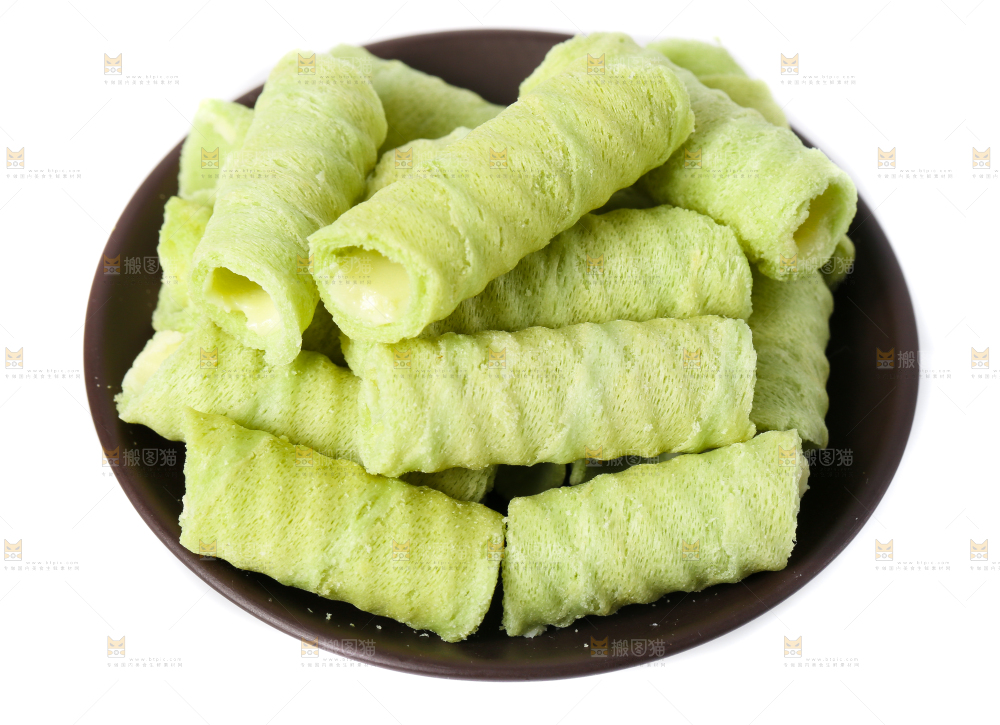 碟子里装着抹茶蛋卷