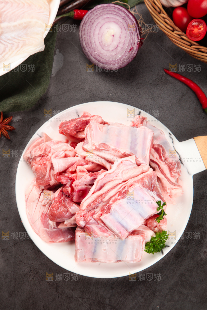 石板上放着羊排骨