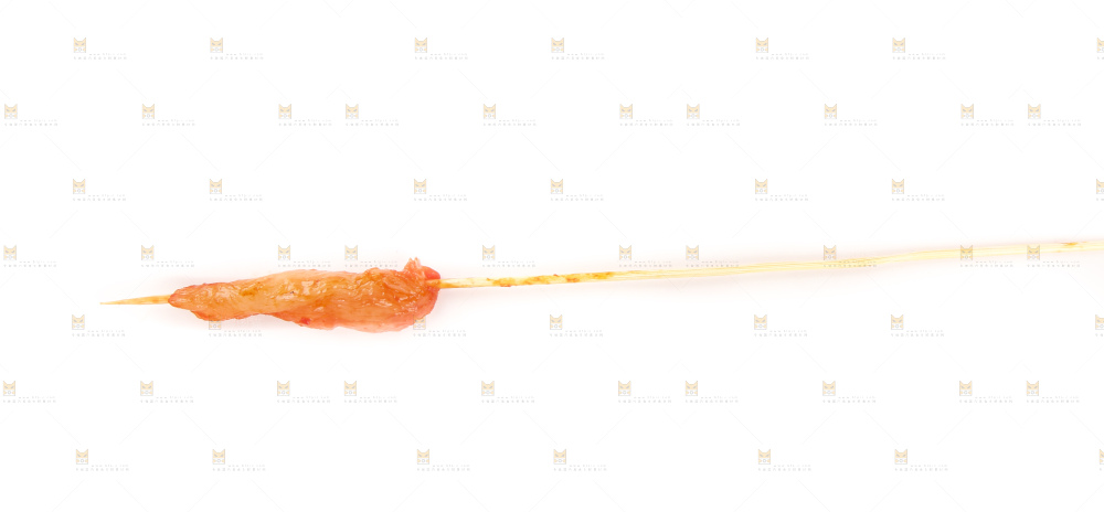 白底上放着肉串