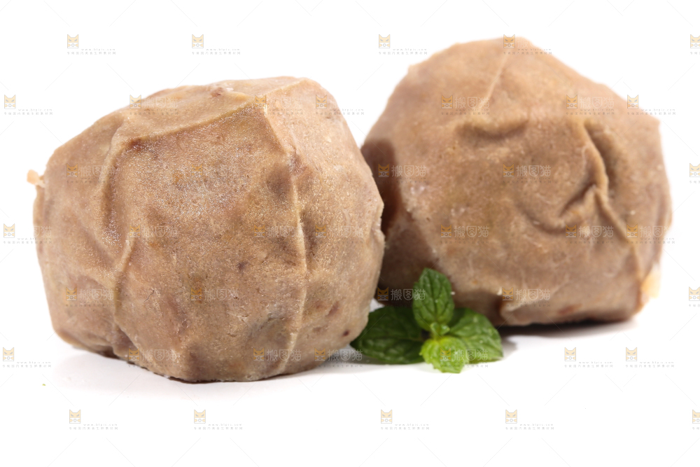 白底上的牛肉丸