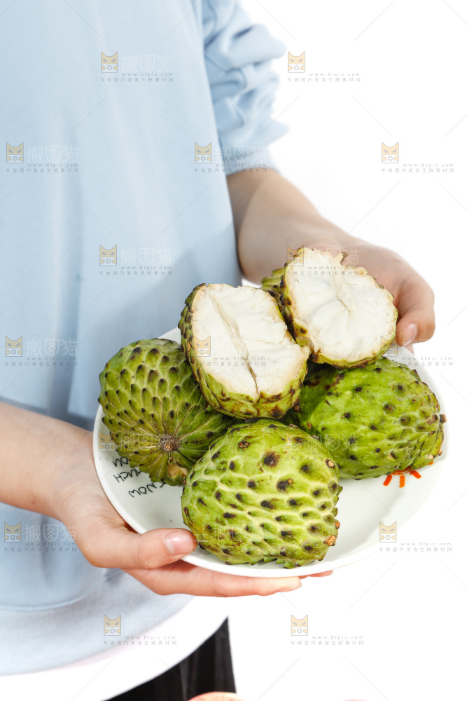 手里端着牛奶释迦果