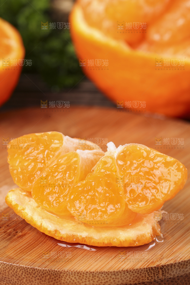 木板上放着春见柑橘
