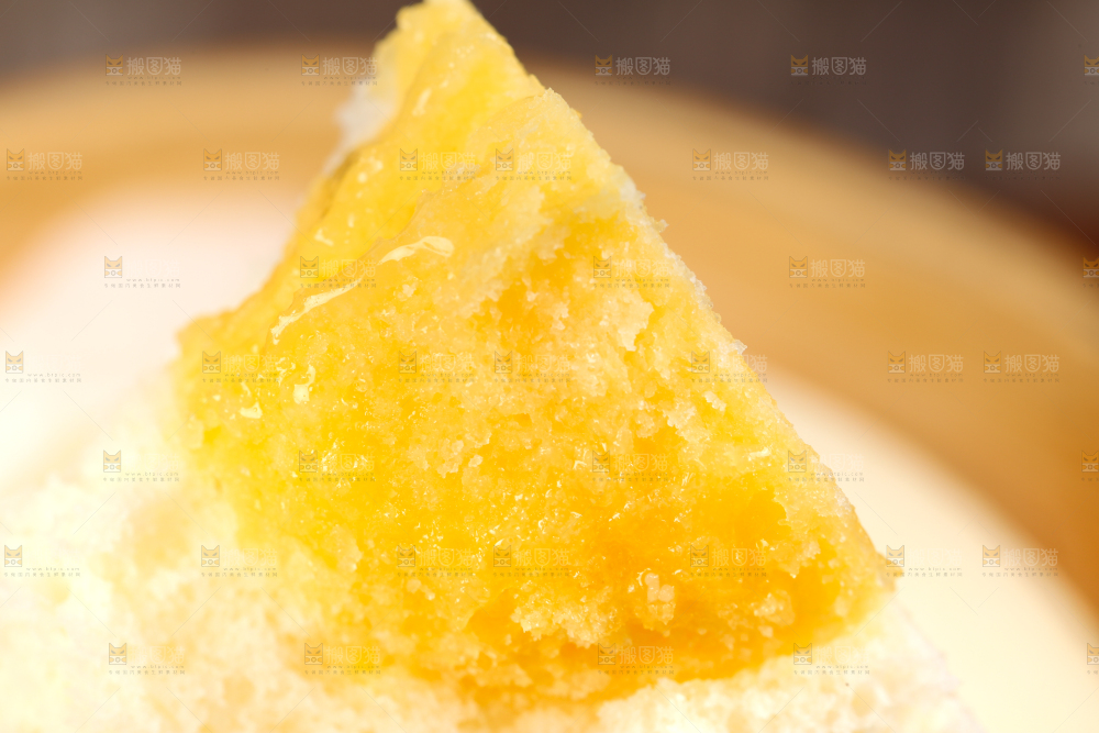 蒸笼里放着奶黄包