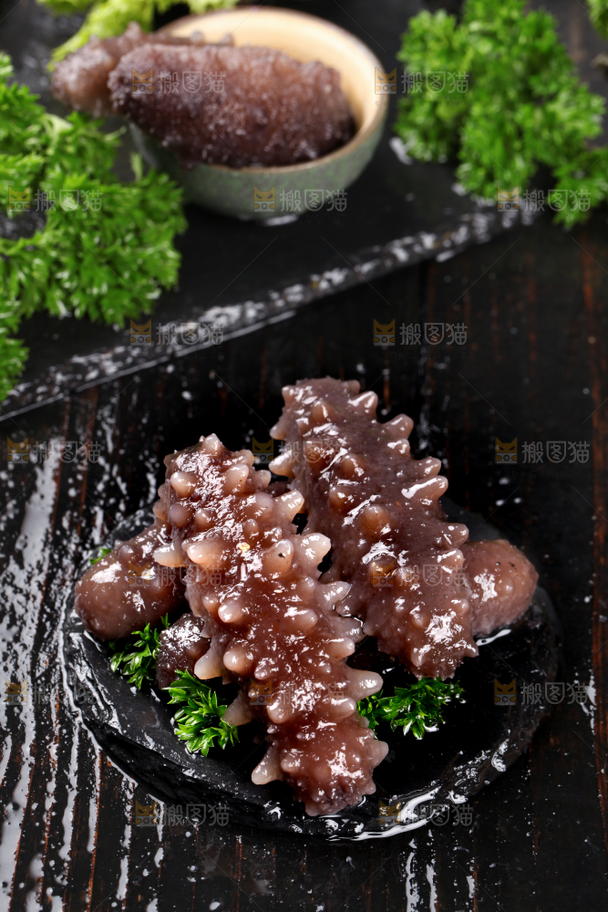 黑石板上的淡干海参
