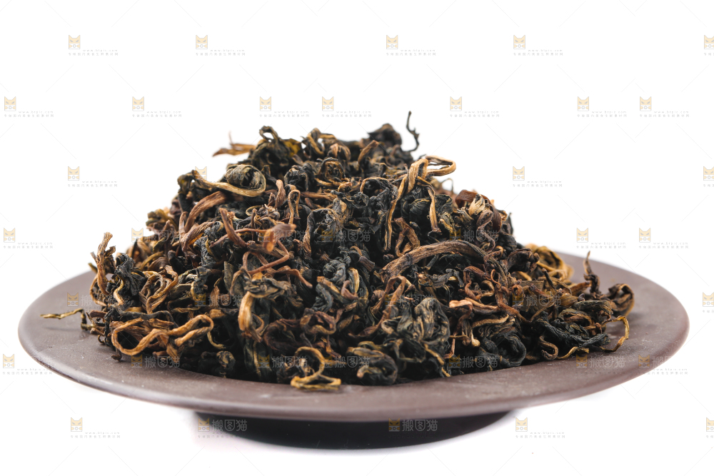 盘子里放着蒲公英茶