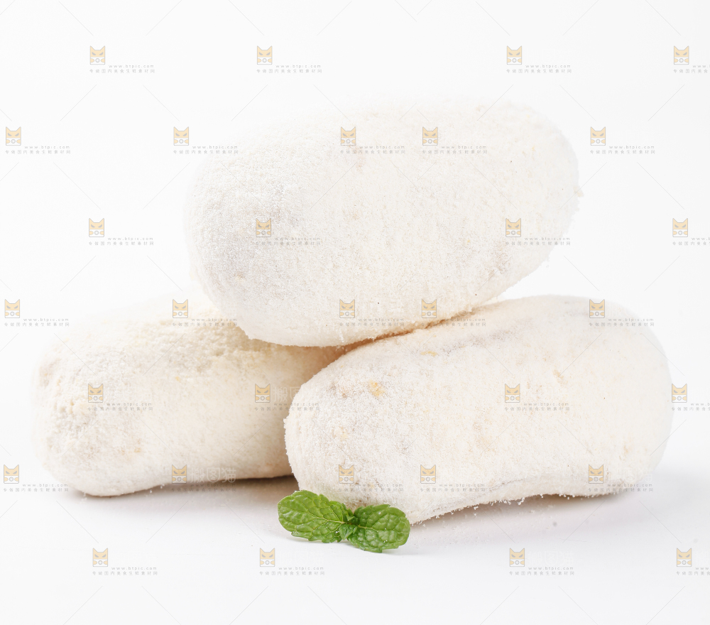 白底上摆放着雪枣