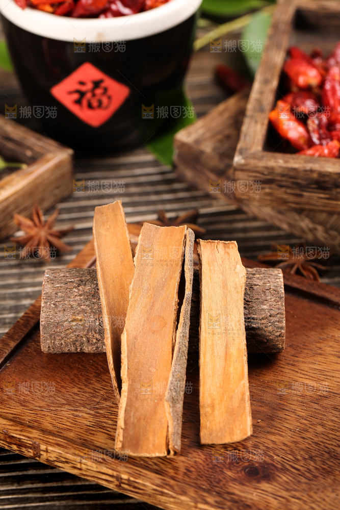 木板上放着桂皮