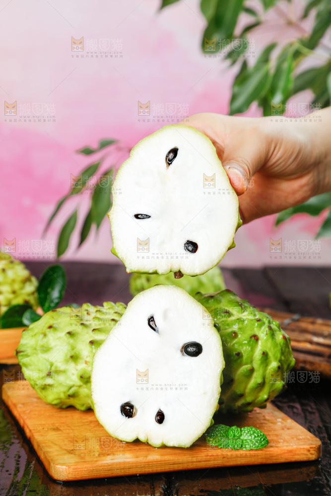 手里拿着牛奶释迦果