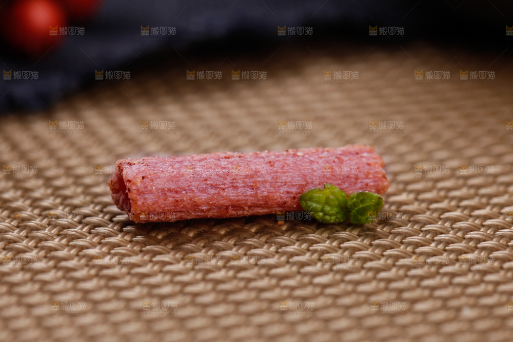 浅底上放着紫薯薯条