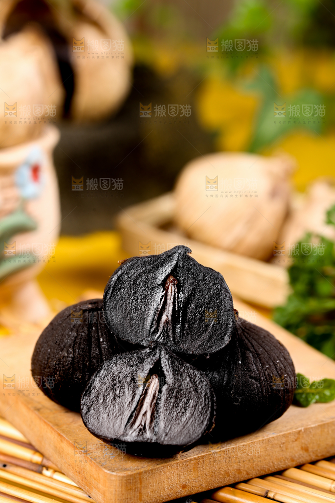 竹底上放着一盘黑蒜
