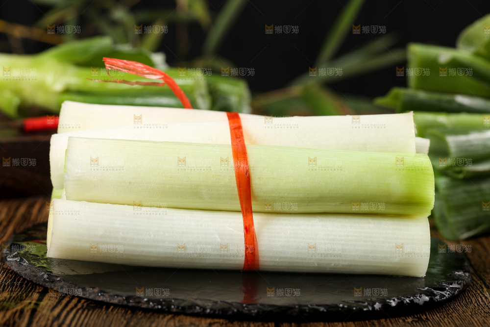 黑石板上放着一捆山东大葱