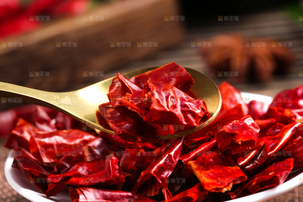 勺子上放着干红辣椒