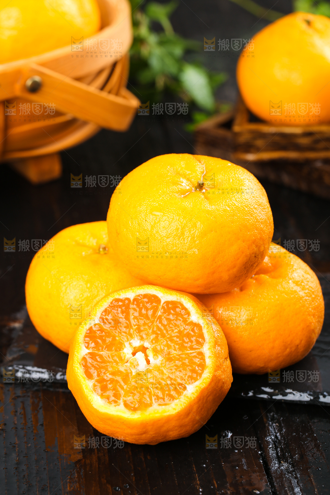 黑石板上的椪柑橘