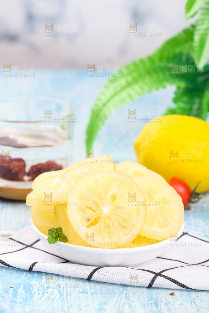 白格子底上的柠檬干片